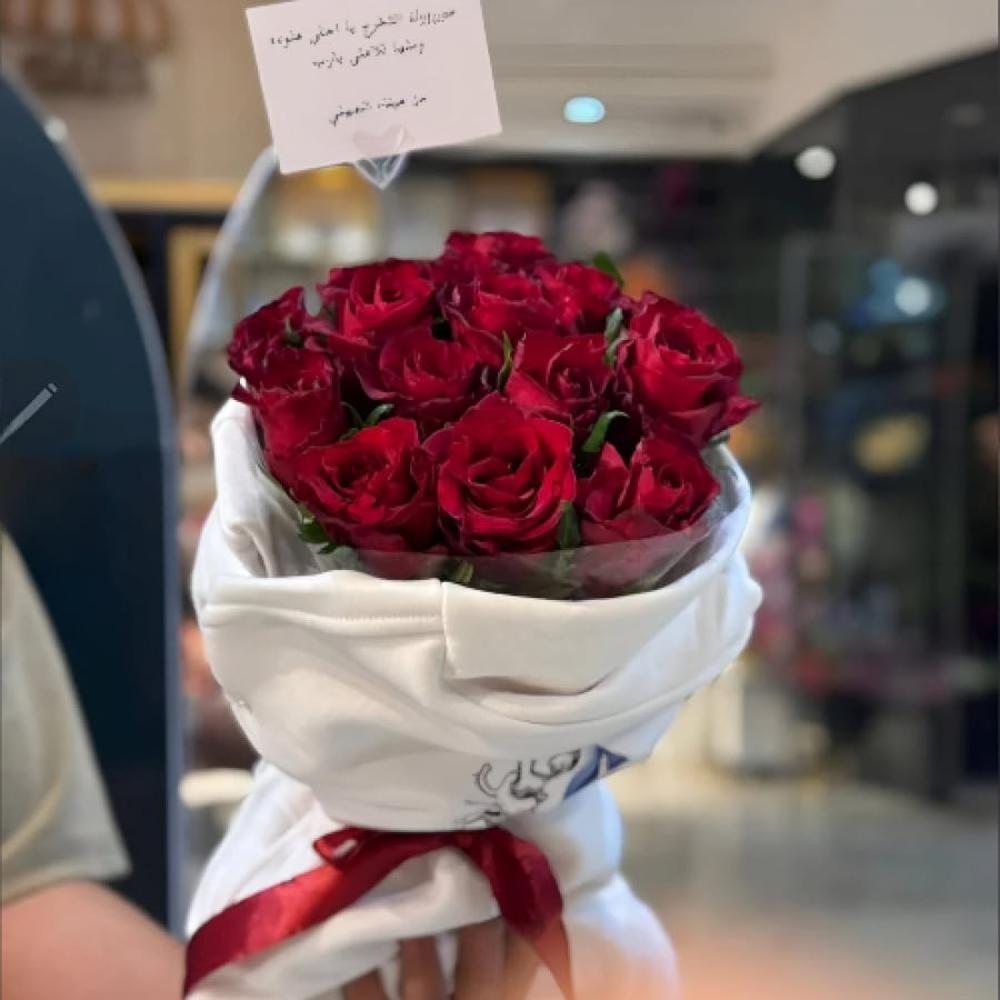بلوفر شتوي مع ورد طبيعي فخم وانيق