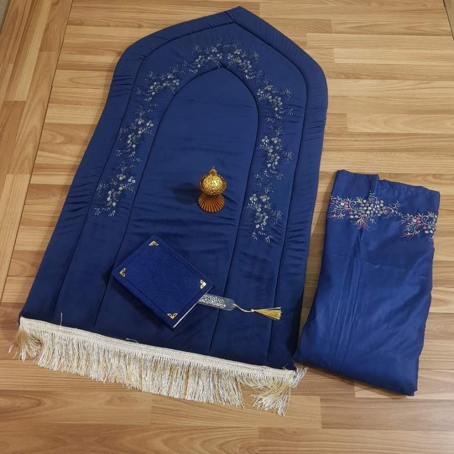طقم صلاة نسائي أنيق سجادة صلاة + مصحف مغلف + شرشف + مبخرة