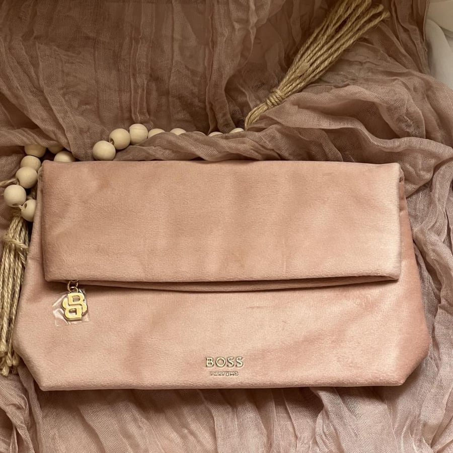 Pouch with a perfume sample