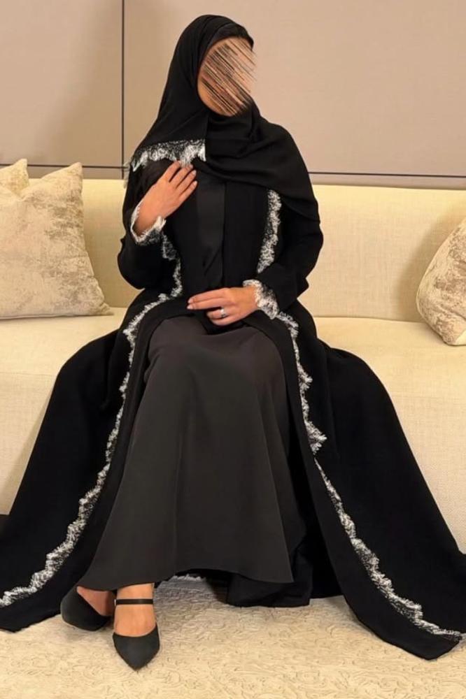 عباية كريب سيراميك مع دانتيل اسود وابيض نص كلوش
