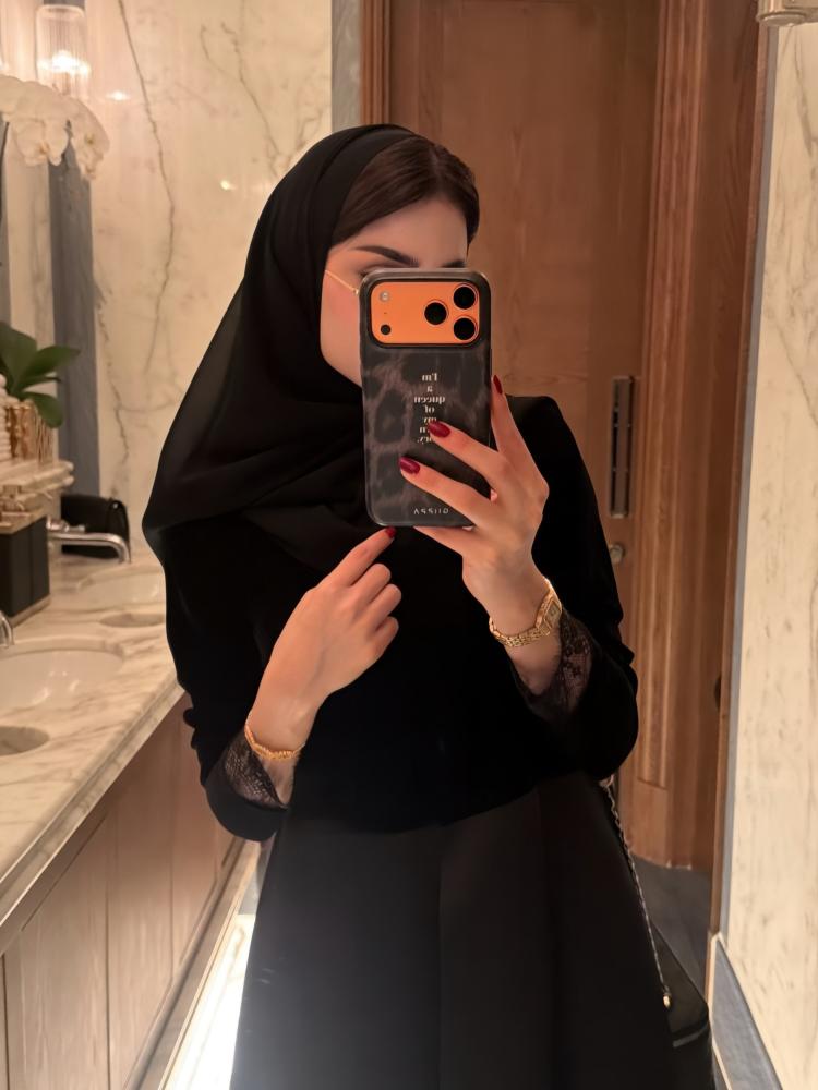 عباية مخمل مع قماش ساتان