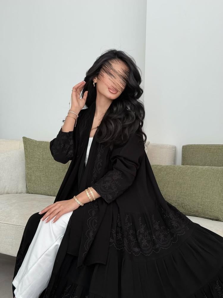 عباية دبل كلوش كريب كوري مع تطريز