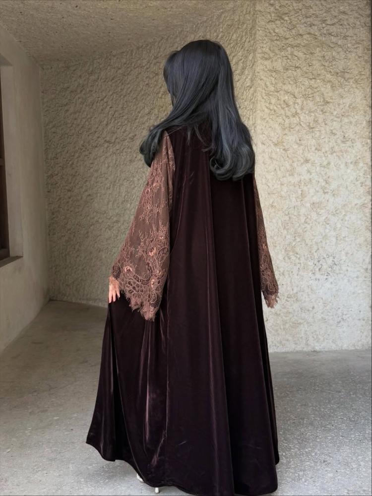 عباية مخمل بلون بني مع دانتيل فرنسي