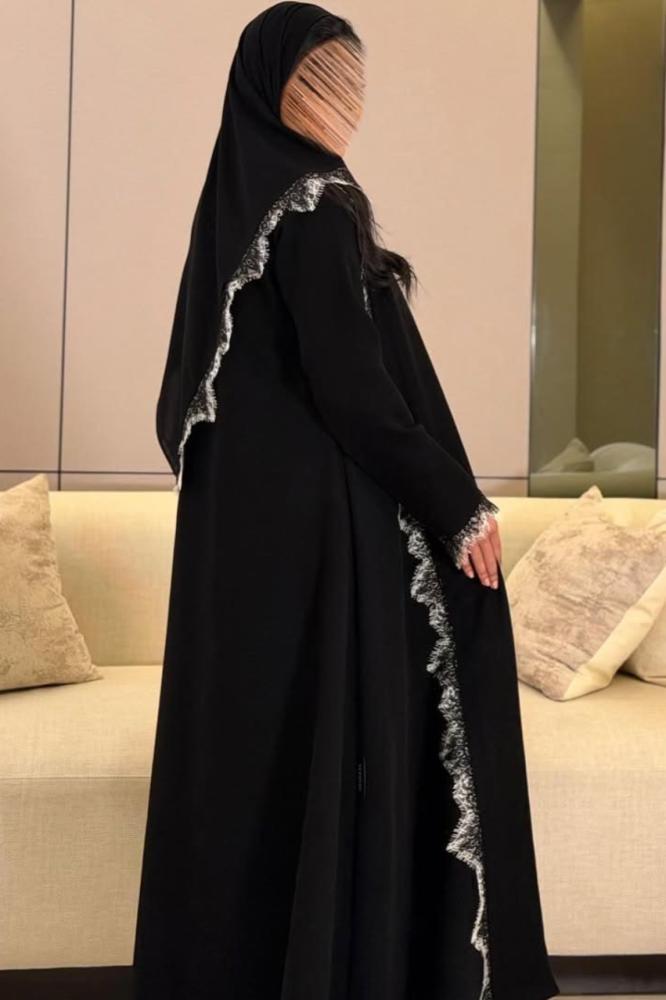 عباية كريب سيراميك مع دانتيل اسود وابيض نص كلوش