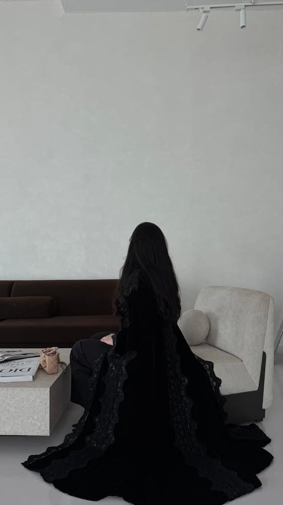 عباية شتوية مخمل مع الدانتيل