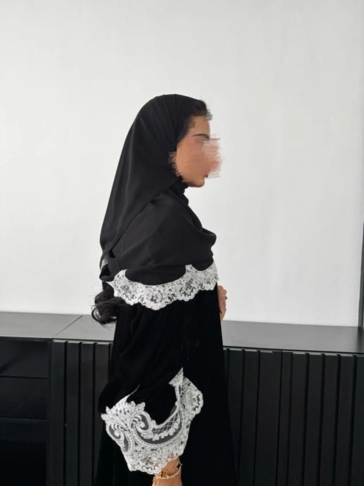 عباية جديدة مخمل مع دانتيل فرنسي
