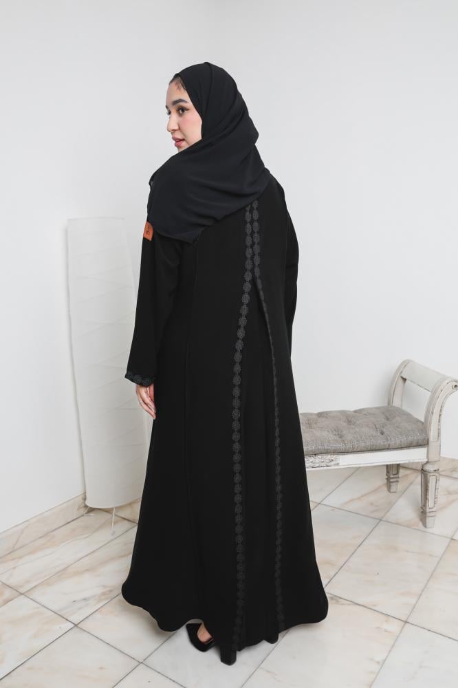 عباية كلاسيك سوداء بلمسة تطريز أنيقة على الأكمام