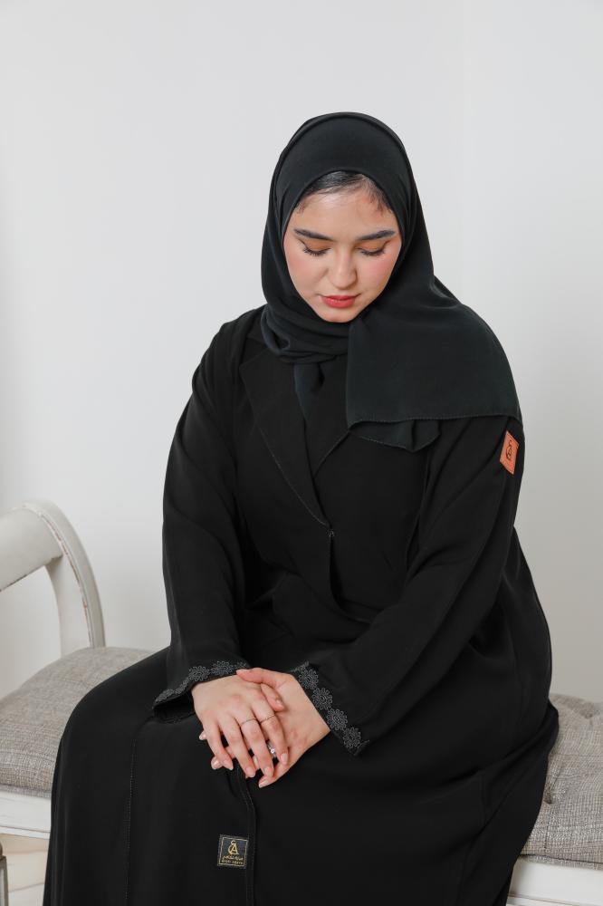 عباية كلاسيك سوداء بلمسة تطريز أنيقة على الأكمام