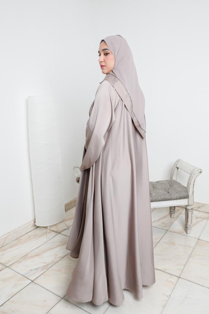 عباية أنيقة بلون رمادي فاتح بتصميم عصري واسع ومريحً