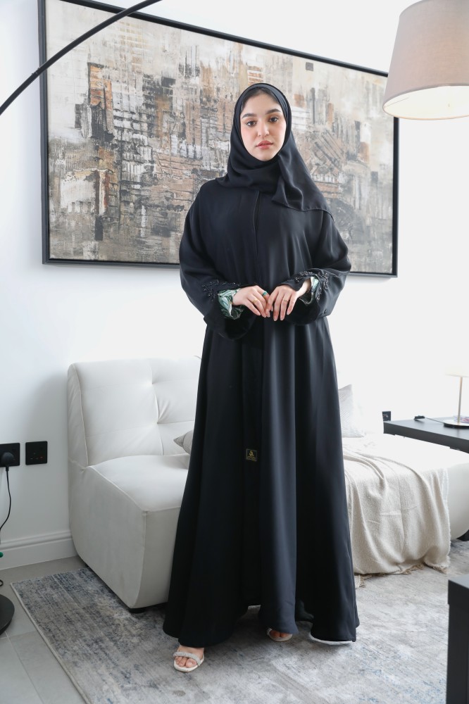 0087 عبايه المستقبل ساده باكمام مطرزه