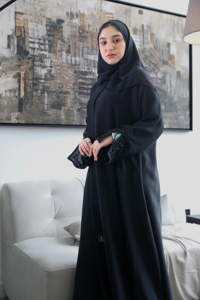 0087 عبايه المستقبل ساده باكمام مطرزه