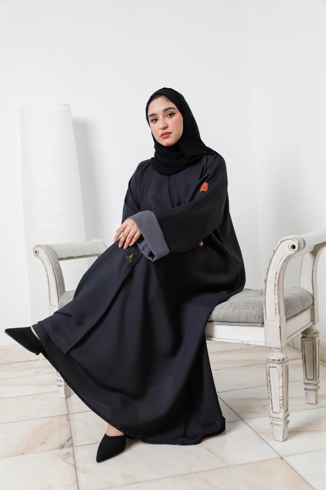 عباية كحلية بأكمام رمادية بتصميم عصري وأنيق