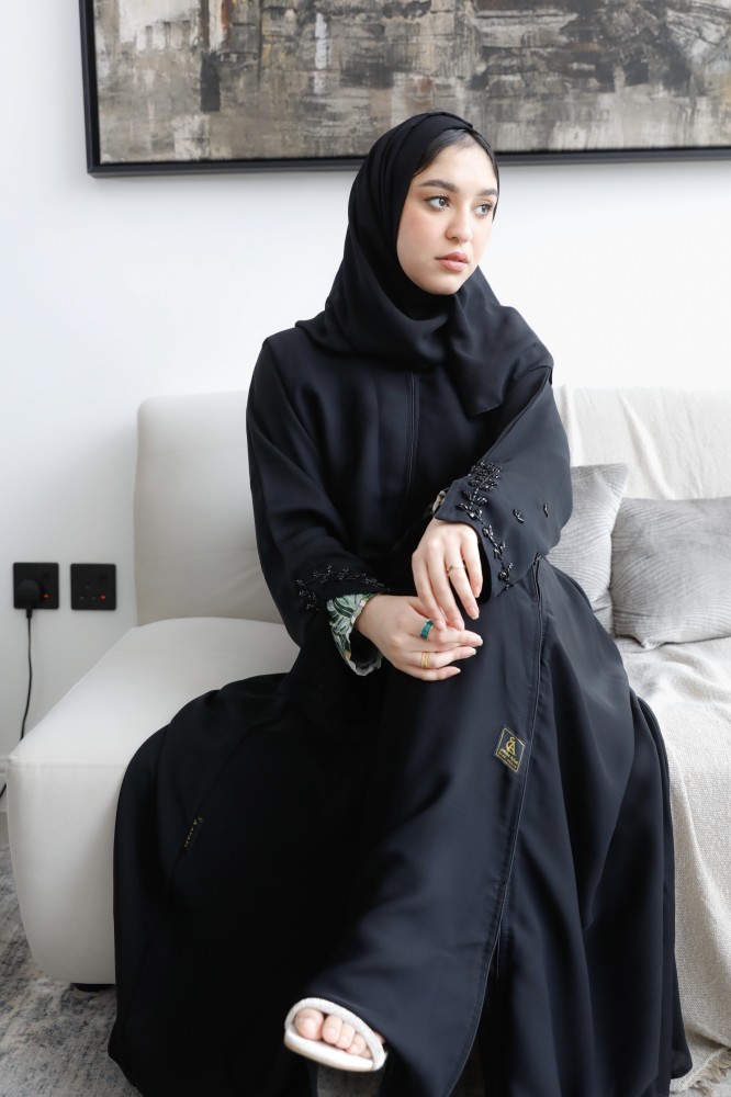 0087 عبايه المستقبل ساده باكمام مطرزه