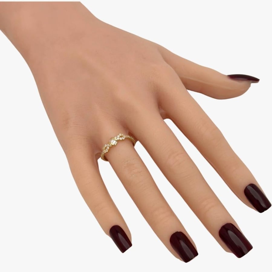 خاتم ذهب عيار 18 بتصميم ألماسي ناعم وراقٍ