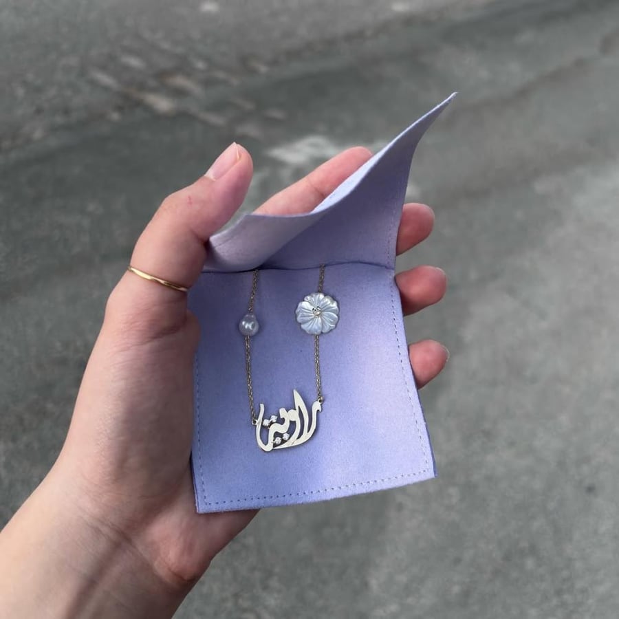 سلسال رقبة بتصميم الوردة واللؤلؤ
