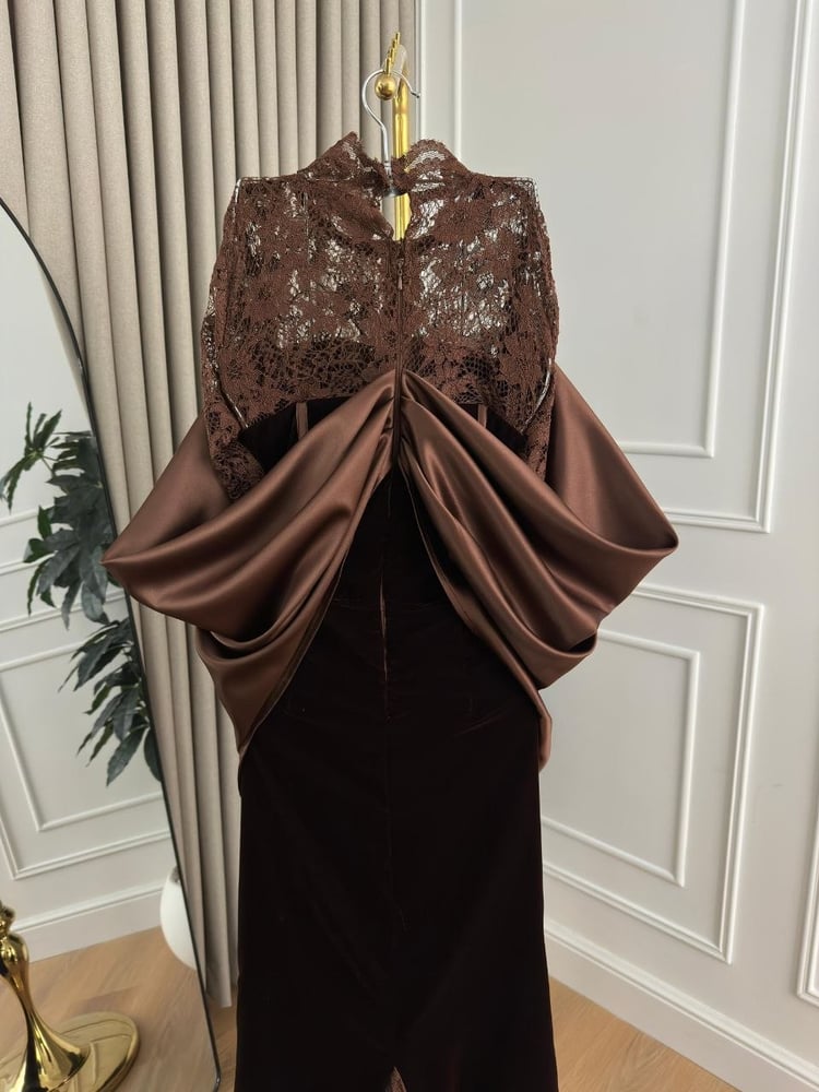 فستان سهرة مخمل كوري بني شوكولاتة بالدانتيل