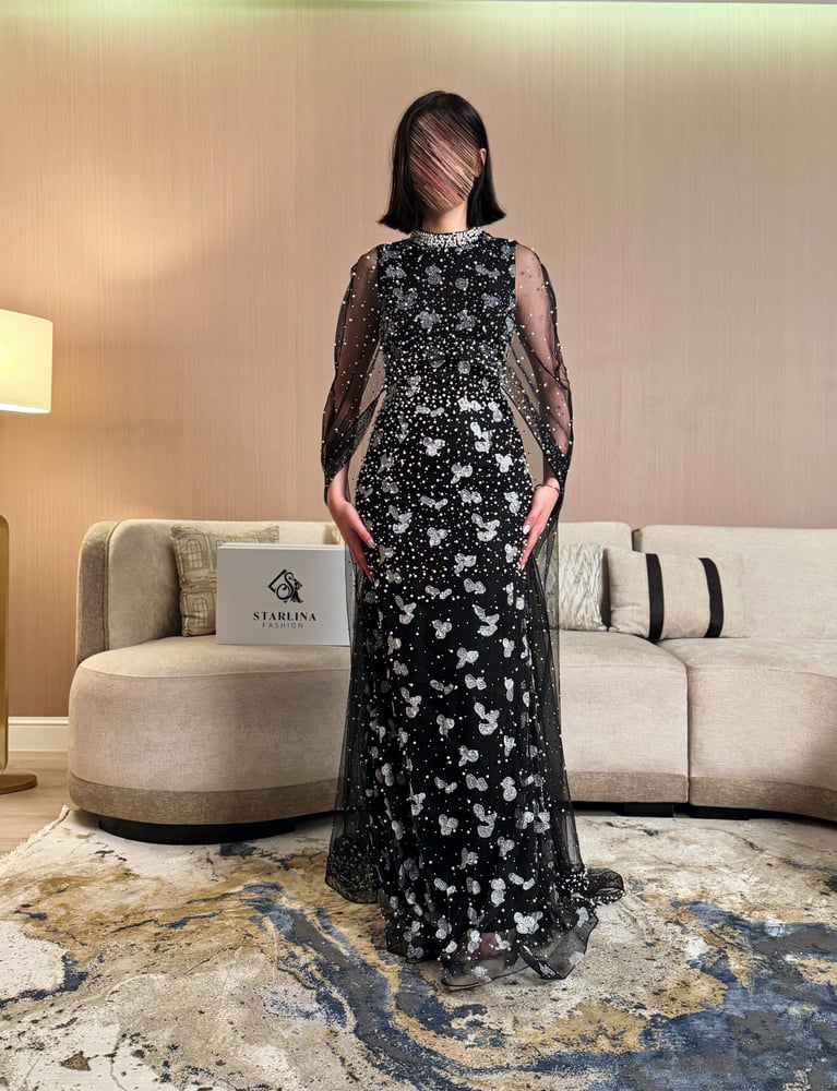 فستان سهرة أسود بفراشات فضية وكاب تول