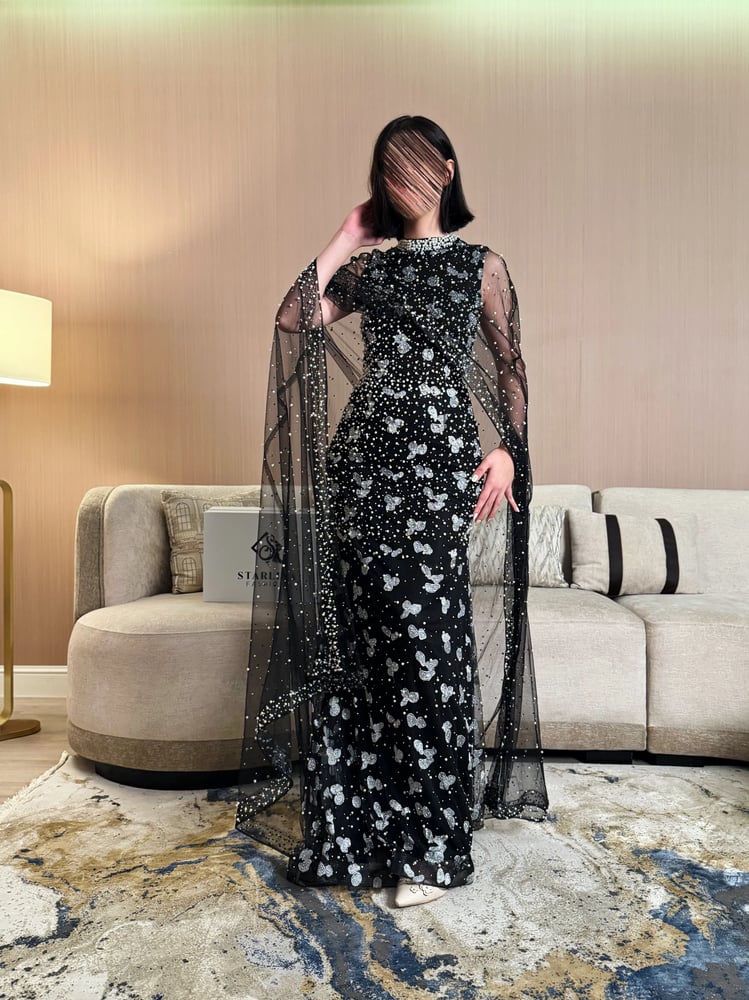 فستان سهرة أسود بفراشات فضية وكاب تول
