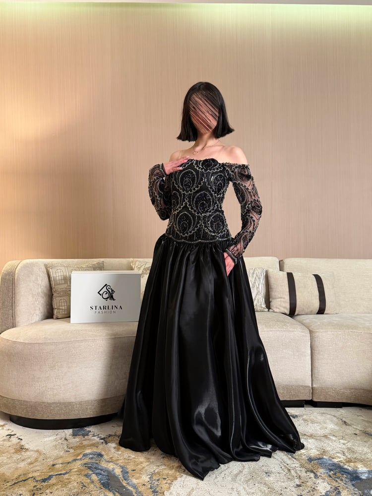 فستان سهرة أسود بتطريز كريستال وقصة ملكية واسعة