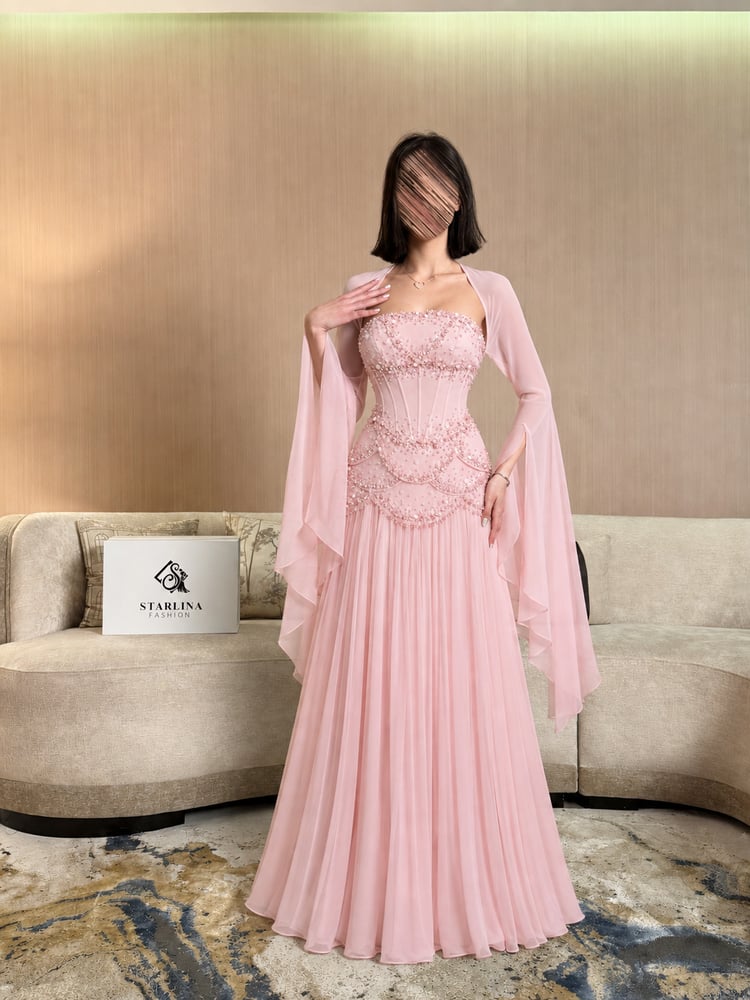 فستان سهرة وردي بكورسيه لؤلؤ وجورجيت