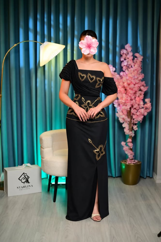 فستان سهرة أسود بتطريز ذهبي