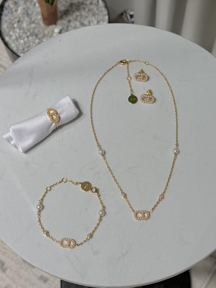 طقم DIOR ذهبي 4 قطع