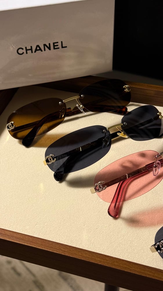 نظارة CHANEL -   أطار فضي  - عدسة اسود