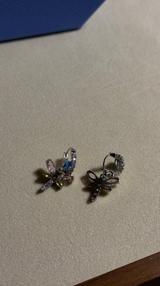 حلق Ariana Grande x Swarovski Tennis على شكل يعسوب -  SWAROVSKI