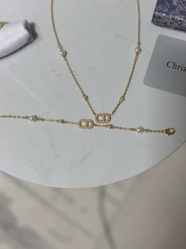 طقم DIOR ذهبي 4 قطع