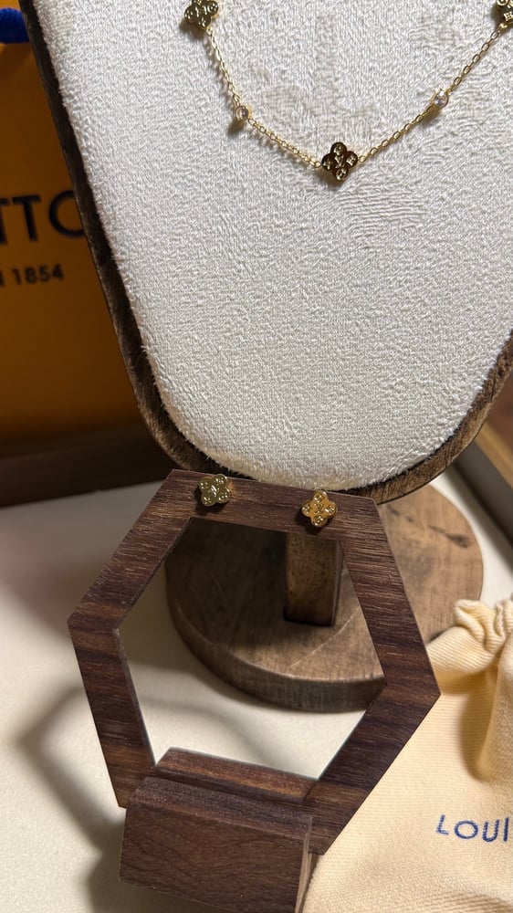 سلسال LOUIS VUITTON ذهبي