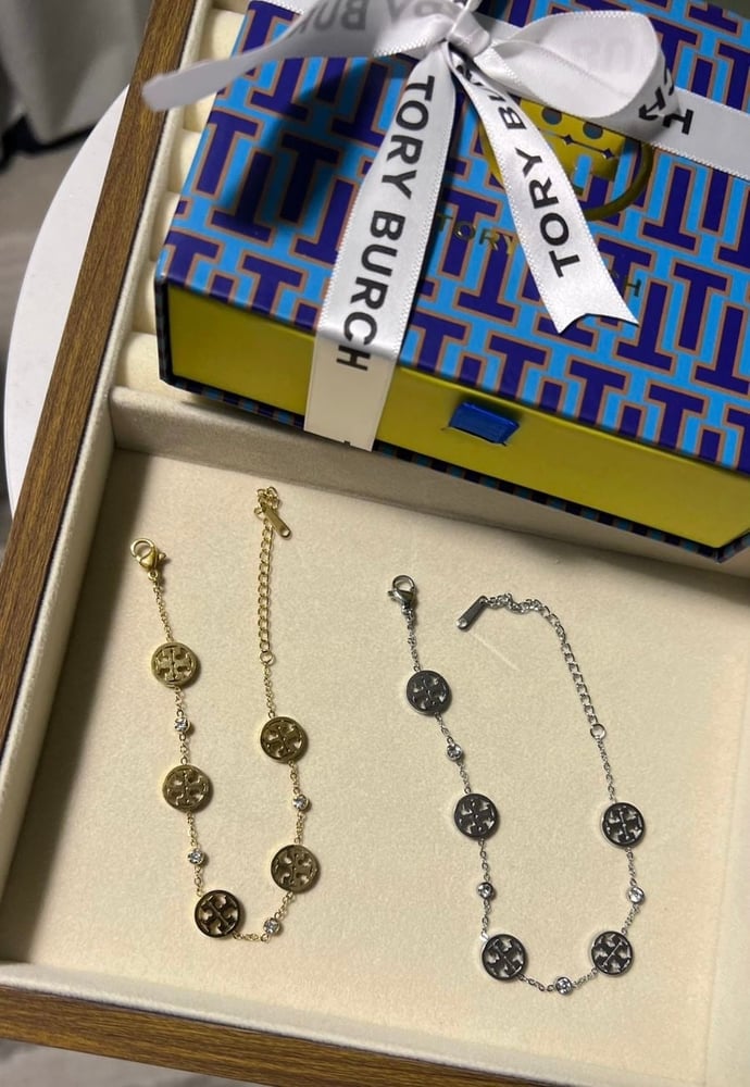 إسوارة TORY BURCH معدن فضي بفصوص ماستر كواليتي