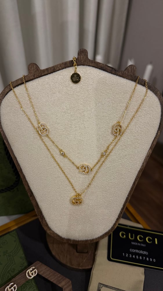 سلسال مع حلق GUCCI معدن ذهبي