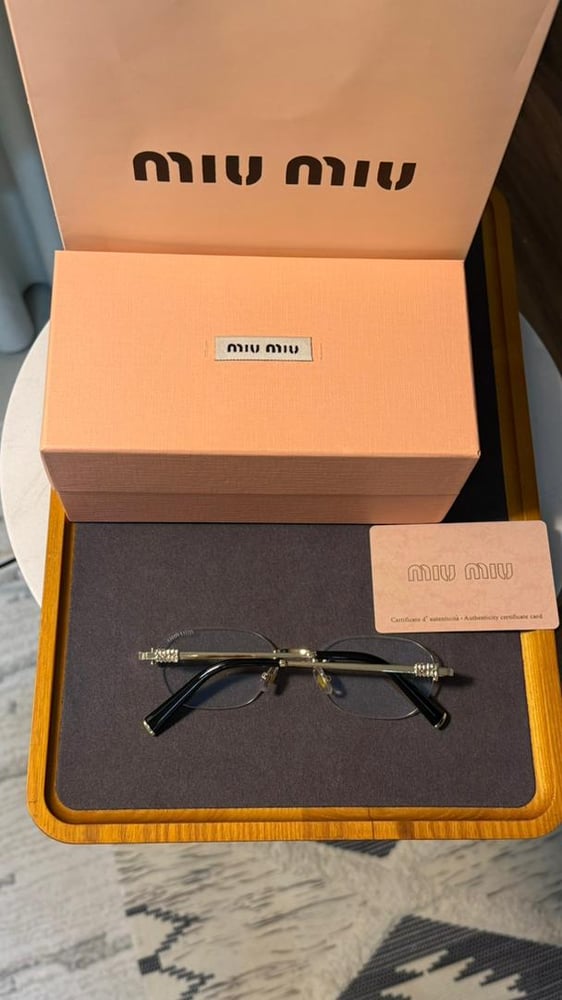 نظارة miu miu الهبة ( مع بلوكات تحمي العين من الاشعة 100٪)