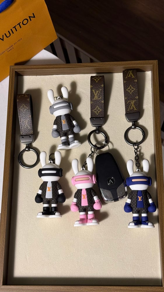 ميدالية مفاتيح  LOUIS VUITTON لون وردي