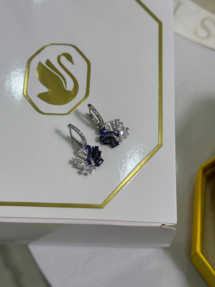 أقراط swarovski فضي
