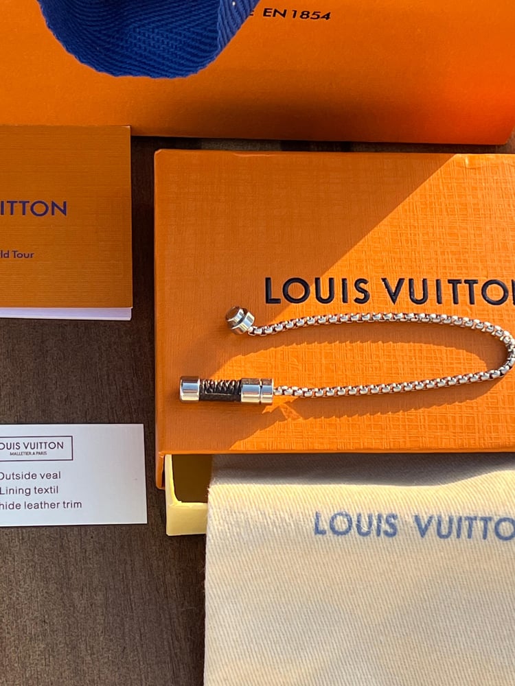 إسوارة LOUIS VUITTON جلد ومعدن فضي ماستر كواليتي