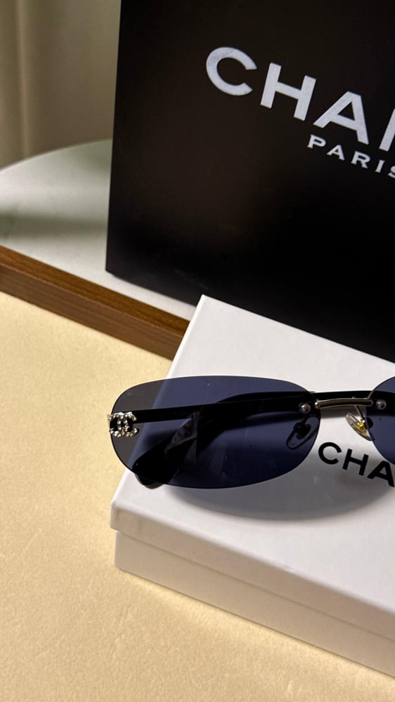 نظارة CHANEL -   أطار فضي  - عدسة اسود