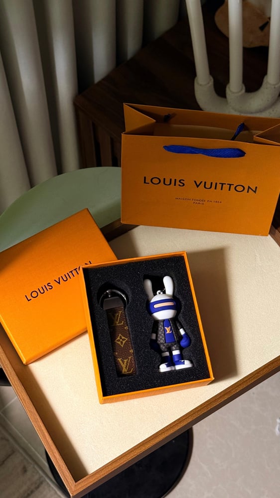 ميدالية مفاتيح  LOUIS VUITTON لون ازرق
