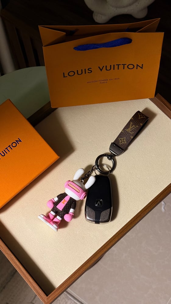 ميدالية مفاتيح LOUIS VUITTON لون اسود