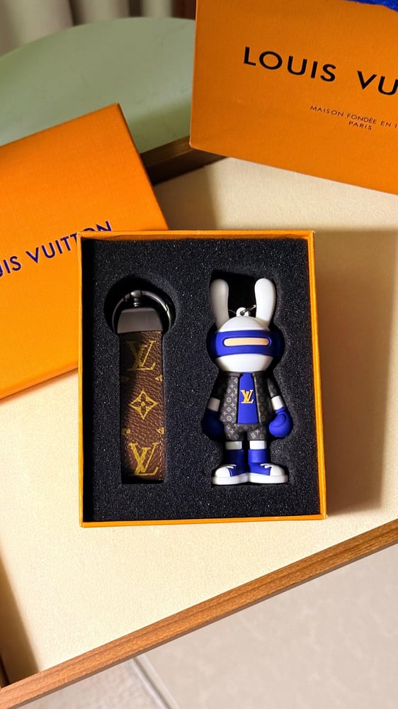 ميدالية مفاتيح  LOUIS VUITTON لون رصاصي