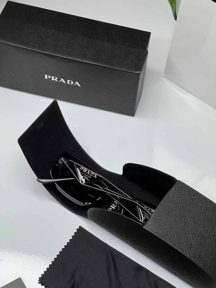 نظارة PRADA المشهورة