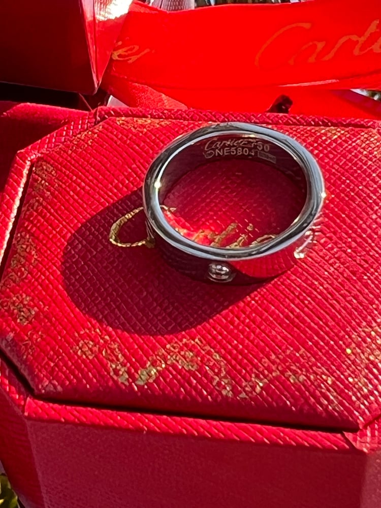 خاتم Cartier الفضي بفصوص ماستر كواليتي