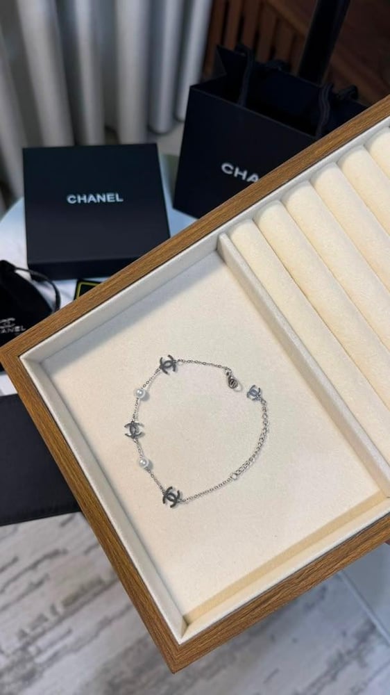 إسوارة CHANEL فضي