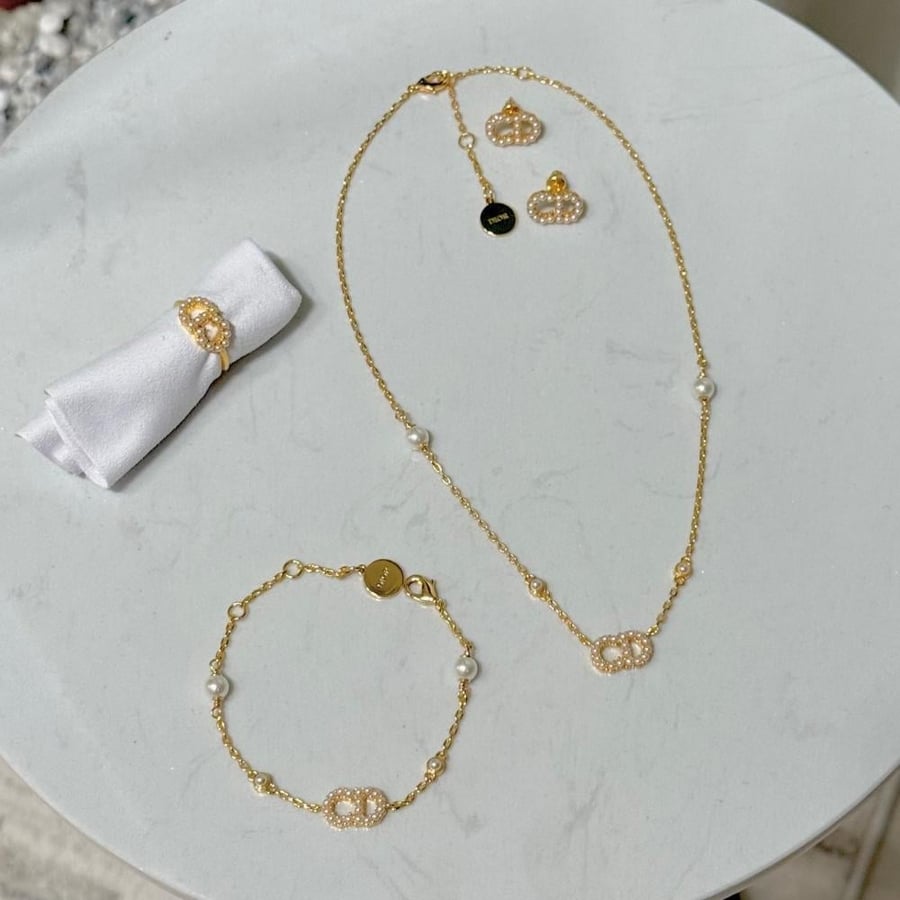 طقم DIOR ذهبي 4 قطع