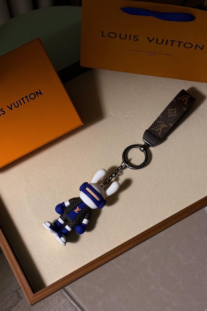 ميدالية مفاتيح  LOUIS VUITTON لون ازرق