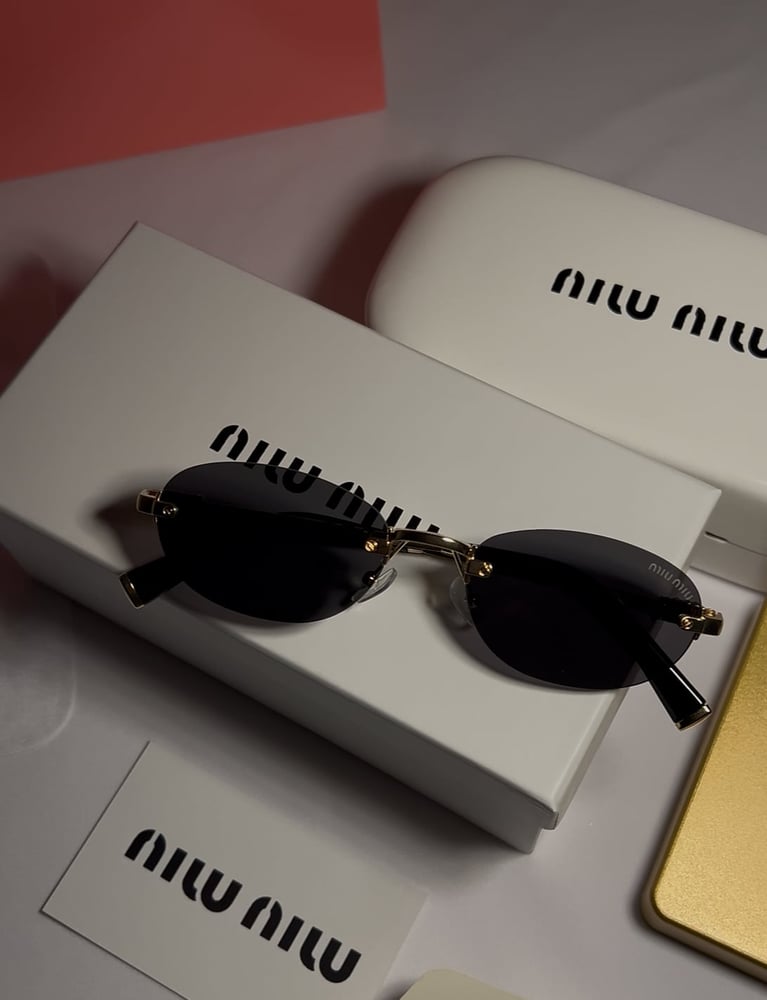 نظارة miu miu أطار ذهبي عدسة أسود