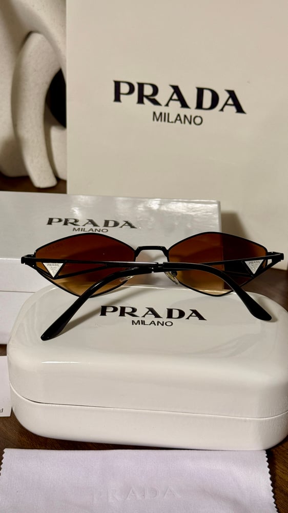 نظارة PRADA ـ أطار اسود عدسة بني مدرج