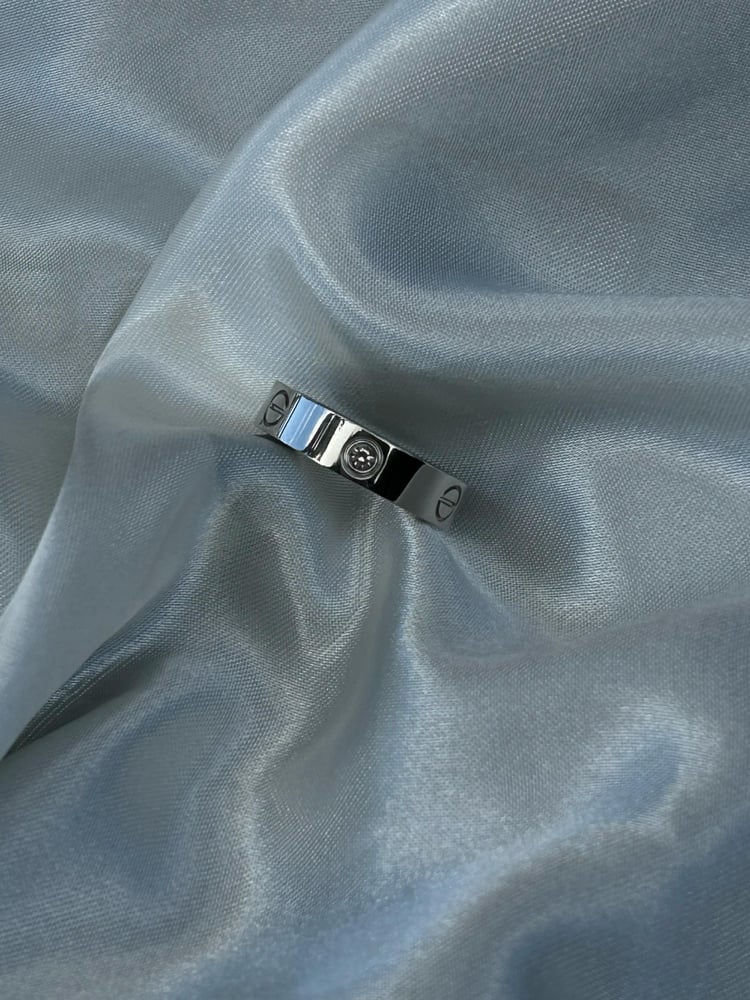 خاتم Cartier الفضي بفصوص ماستر كواليتي