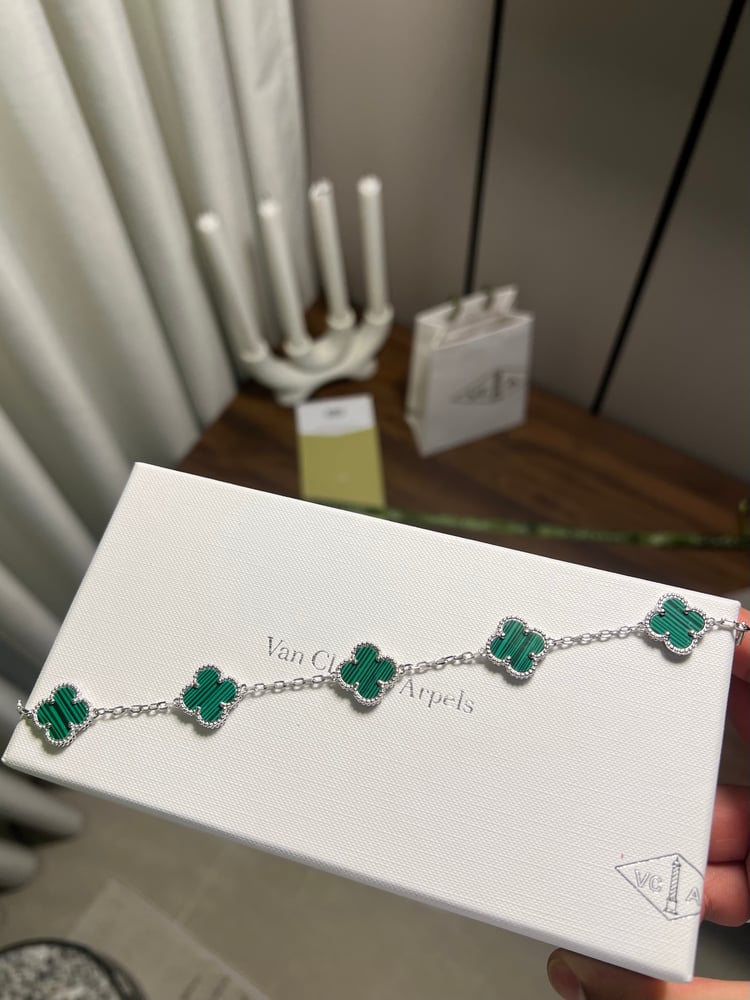 إسوارة Van cleef فضي - أخظر