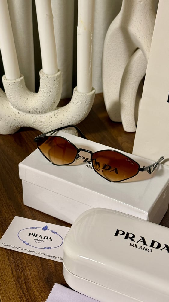 نظارة PRADA ـ أطار اسود عدسة بني مدرج